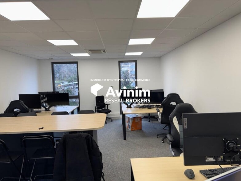 Office in OULLINS-PIERRE-BÉNITE to rent - Interior Photo - Image 1 of 6