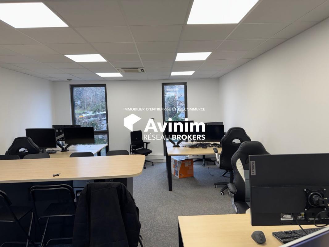 Office in OULLINS-PIERRE-BÉNITE to rent Interior Photo- Image 1 of 7