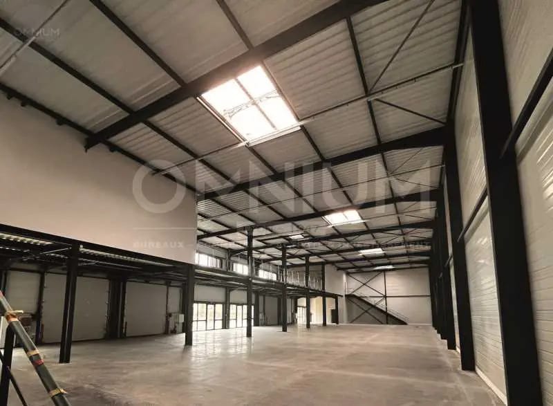 Light Industrial in Saint-Quentin-Fallavier to rent Interior Photo- Image 1 of 1