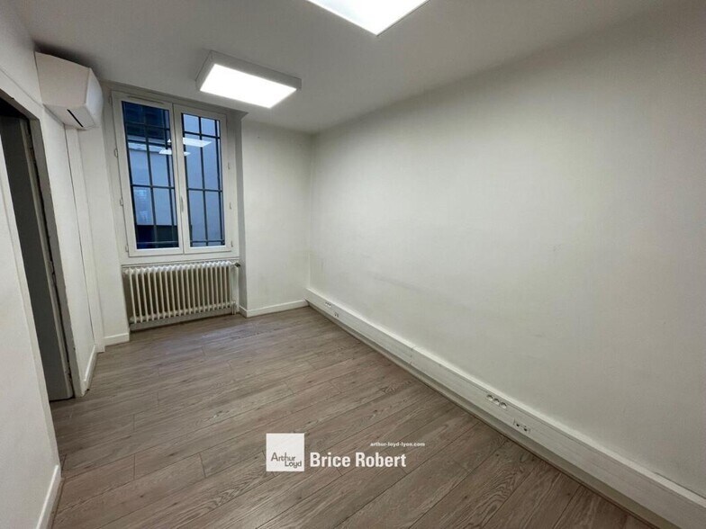 Retail in Lyon to rent - Interior Photo - Image 2 of 6