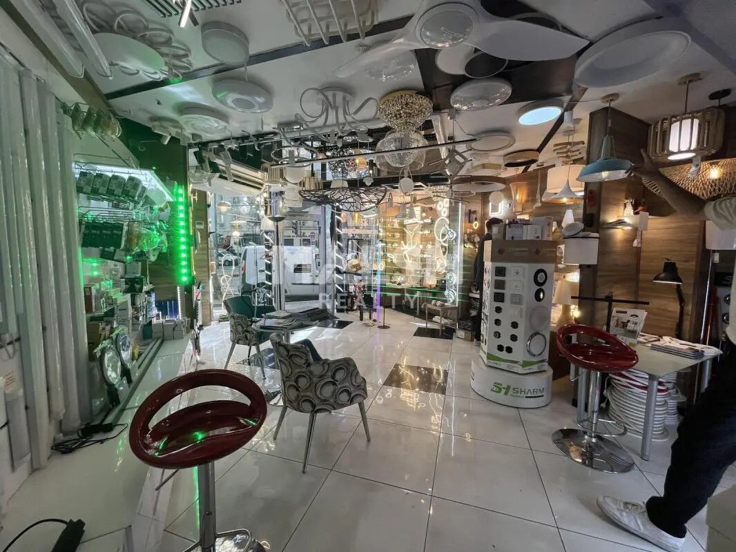 Retail in Lyon to rent Interior Photo- Image 1 of 12