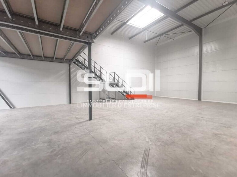 Light Industrial in Villefontaine to rent - Interior Photo - Image 2 of 10