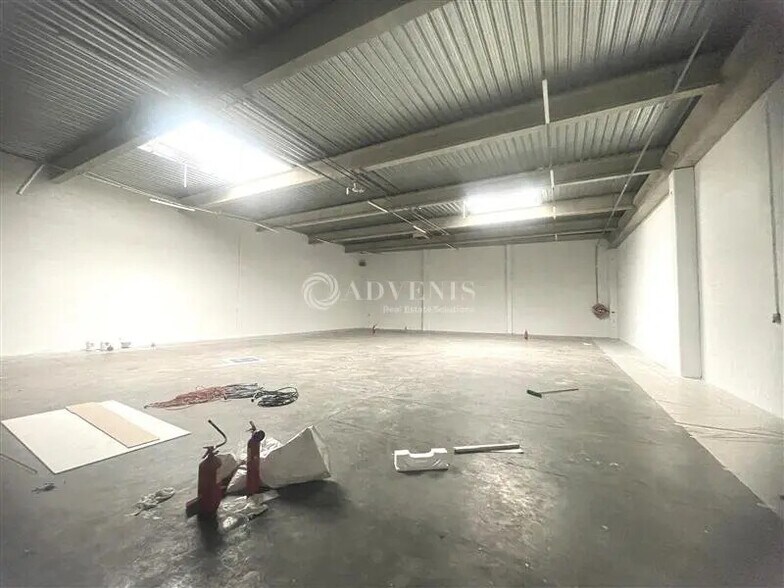 Light Industrial in Le Bourget to rent - Interior Photo - Image 3 of 9