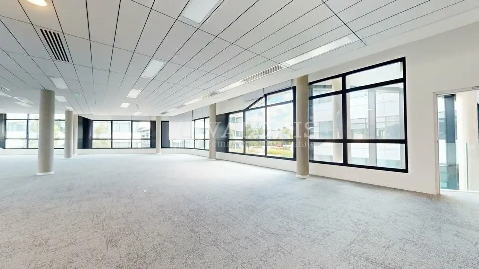 Office in Champagne-au-Mont-d'Or to rent Building Photo- Image 1 of 11