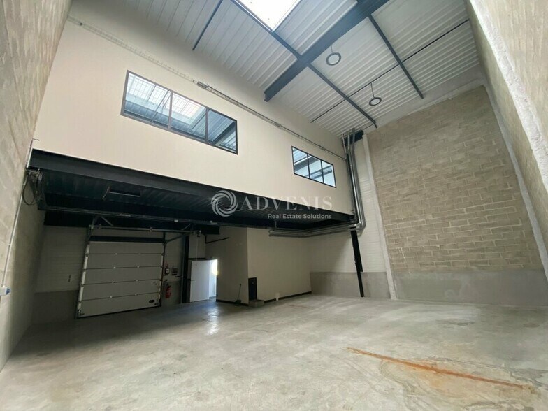 Light Industrial in Les Pavillons-sous-Bois to rent - Interior Photo - Image 2 of 8