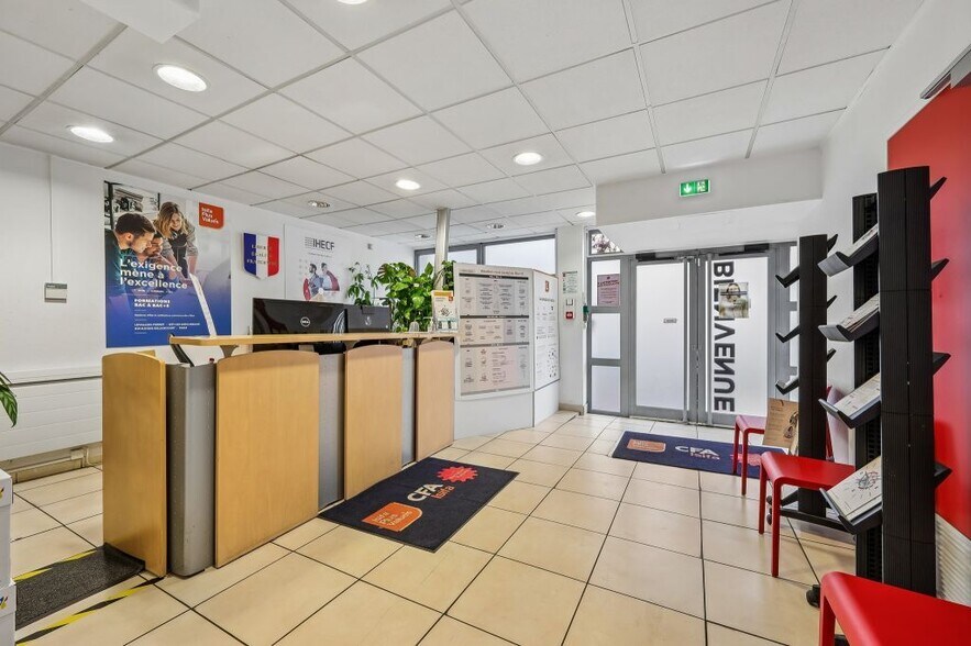 3 Rue Vaudétard, Issy-les-Moulineaux to rent - Lobby - Image 2 of 9