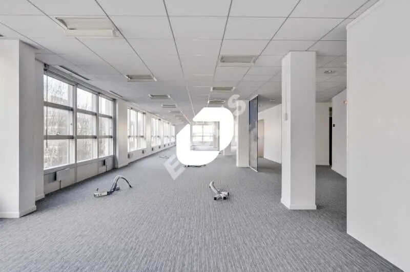 Retail in Saint-Denis to rent - Interior Photo - Image 2 of 11