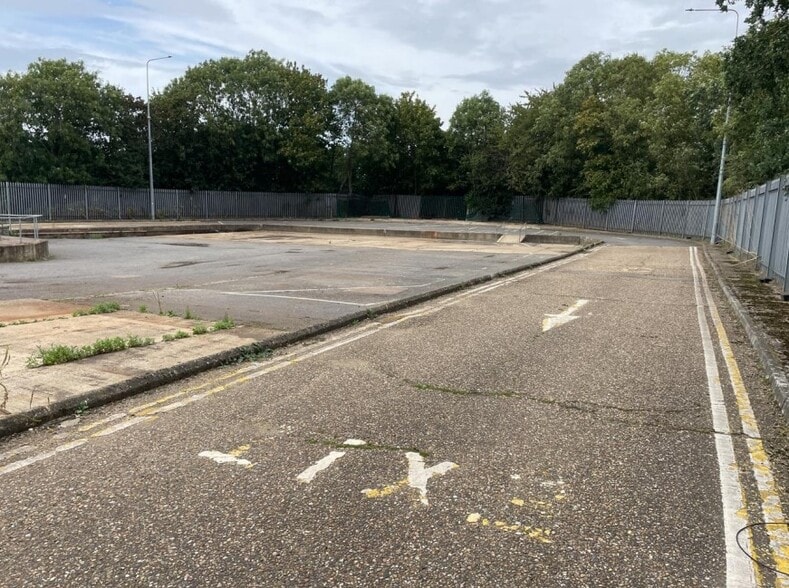 Hatfield Park, Hatfield to rent - Building Photo - Image 2 of 2