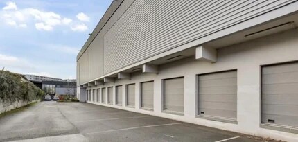 Light Industrial in Saint-Denis to rent Building Photo- Image 1 of 3