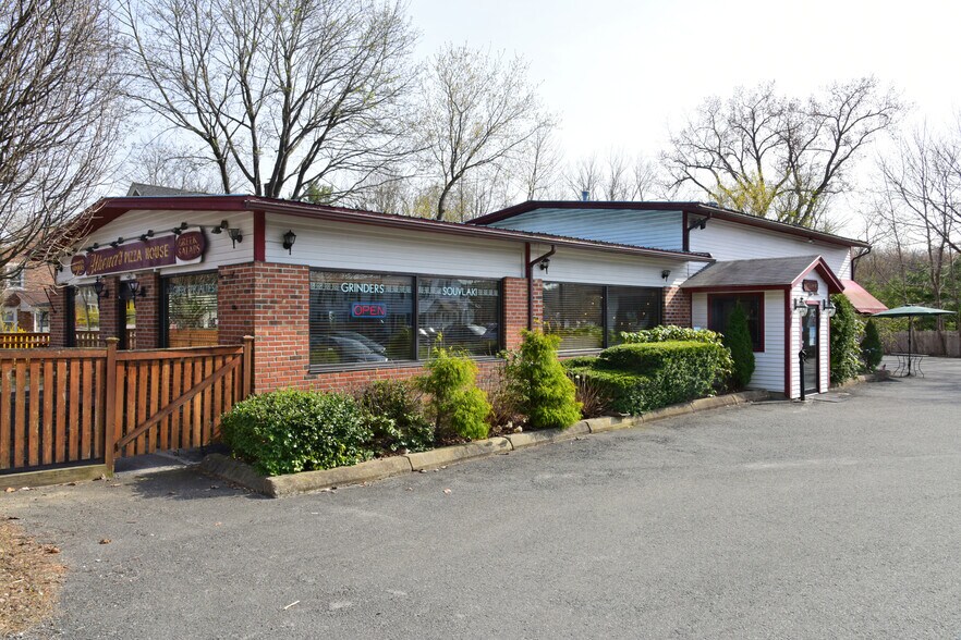 30 Housatonic St, Lee, MA 01238 UK