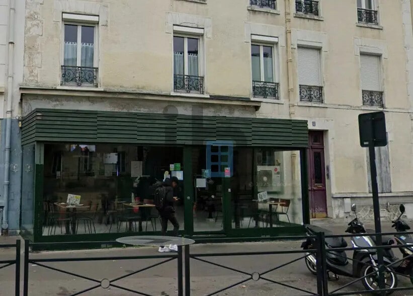 Retail in Saint-Denis to rent - Building Photo - Image 1 of 3