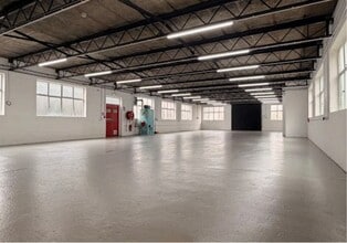 2 Hill Farm Avenure Close, Watford to rent Interior Photo- Image 2 of 7