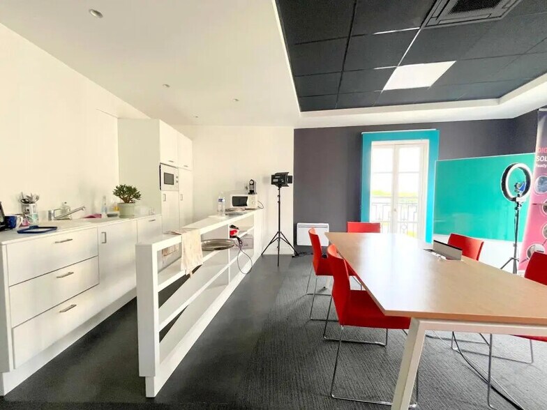 Office in Saint-Germain-en-Laye to rent - Interior Photo - Image 3 of 7