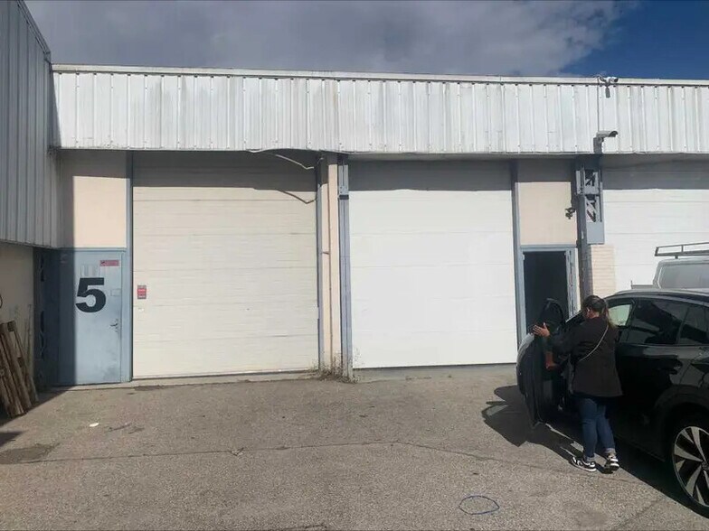Light Industrial in Vénissieux to rent - Building Photo - Image 1 of 9