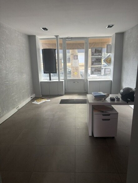 Retail in Boulogne Billancourt to rent - Interior Photo - Image 2 of 4