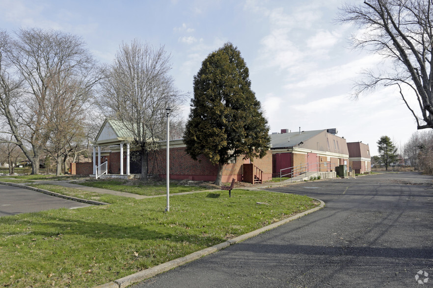 1723 Woodbourne Rd, Levittown, PA for sale - Primary Photo - Image 1 of 1