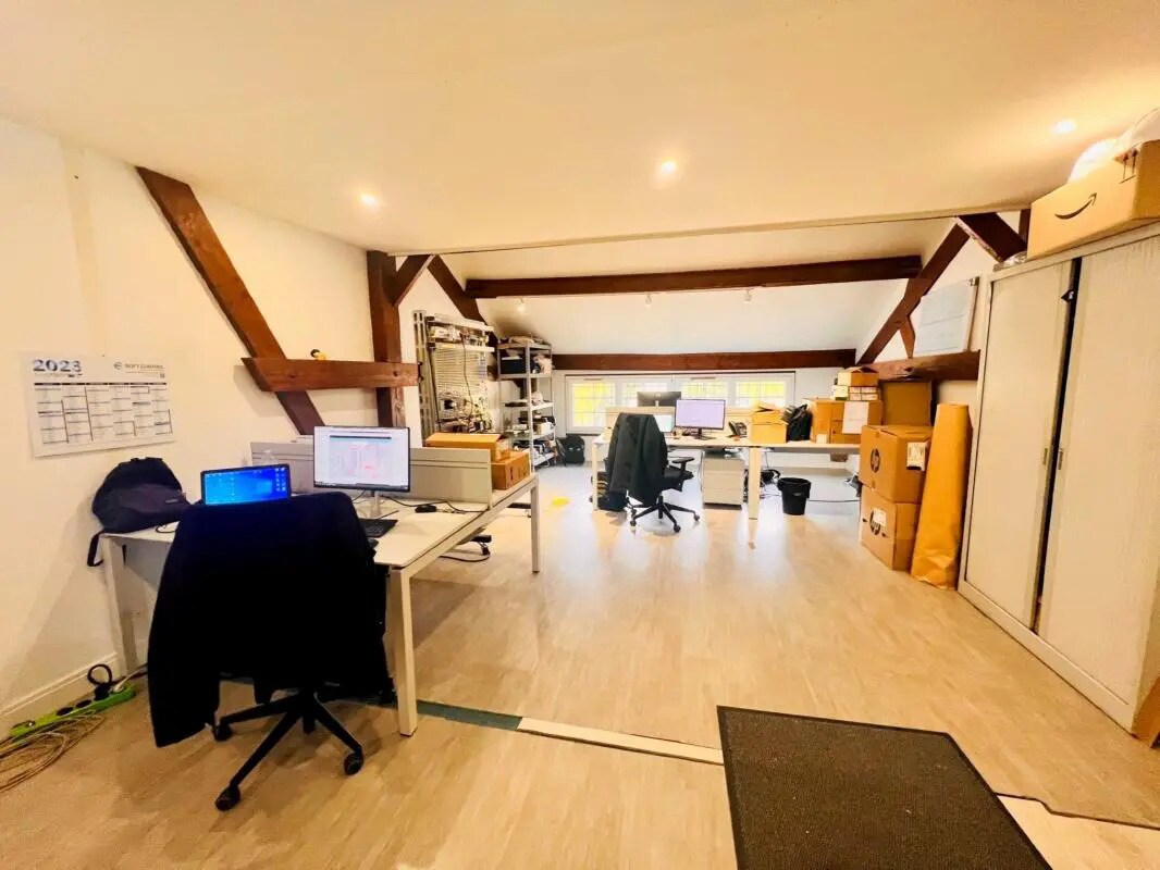Office in Plaisir to rent Interior Photo- Image 1 of 12