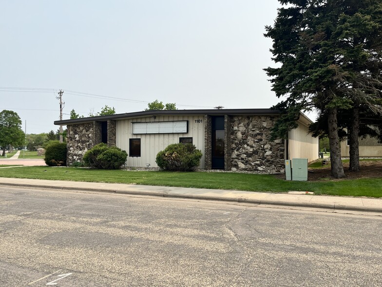 1101 W Russell St, Sioux Falls, SD for rent - Building Photo - Image 1 of 10