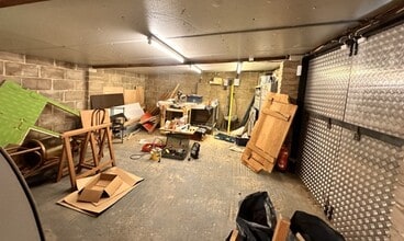 3 Poplar Walk, Caterham to rent Interior Photo- Image 2 of 4