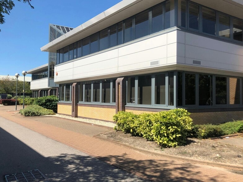 Fishponds Rd, Wokingham to rent - Building Photo - Image 2 of 8