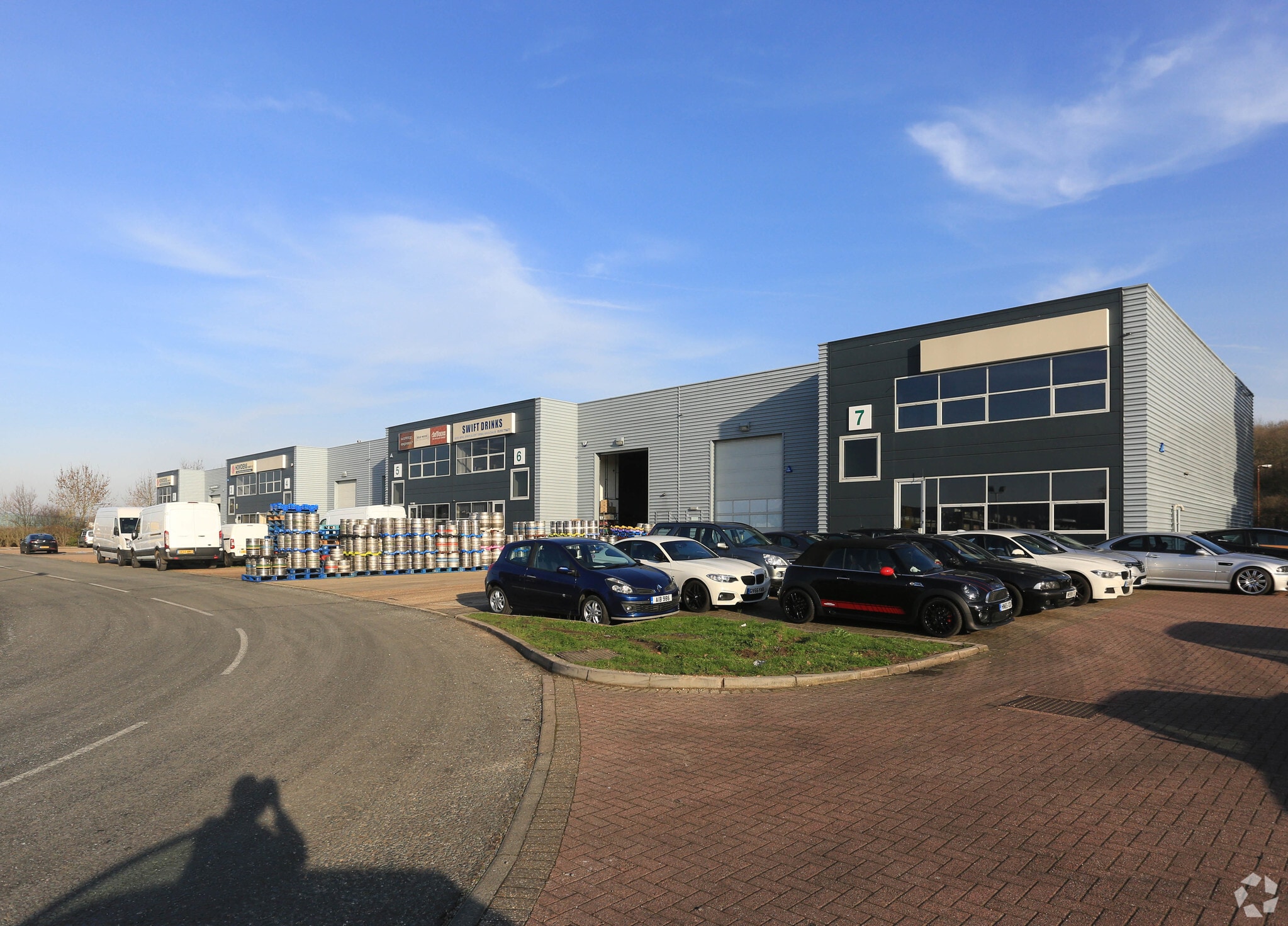 Bonehurst Rd, Redhill to rent Primary Photo- Image 1 of 5