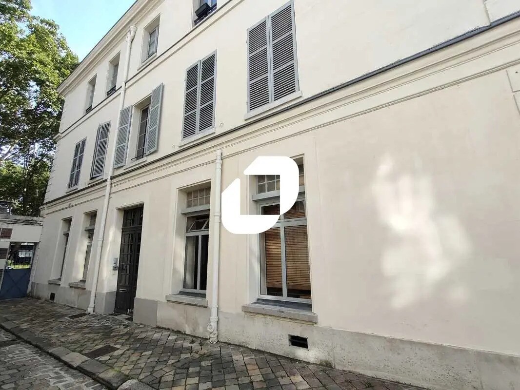 Office in Versailles to rent Building Photo- Image 1 of 31