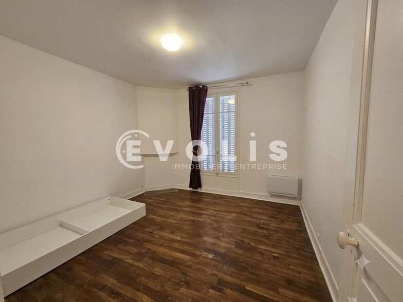 Retail in Antony to rent - Building Photo - Image 2 of 14