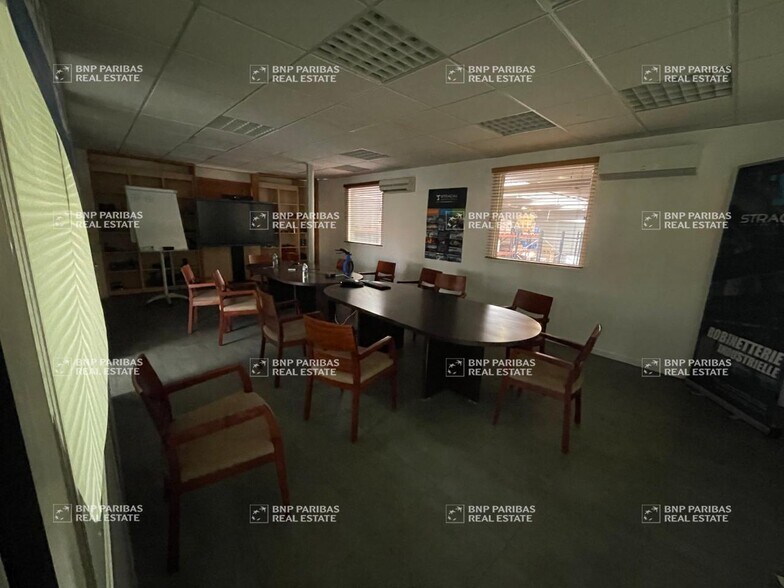Light Industrial in Genas to rent - Interior Photo - Image 3 of 20