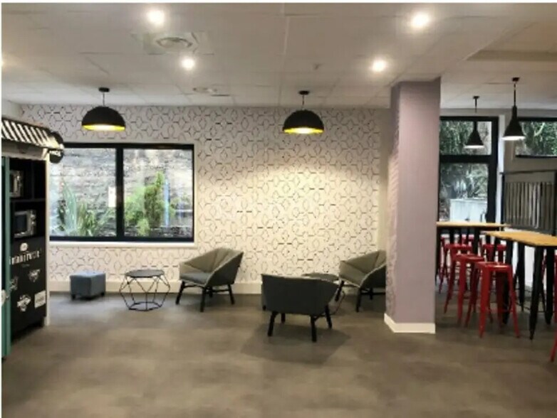 Office in Levallois-Perret to rent - Building Photo - Image 2 of 8