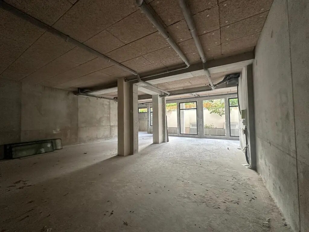 Retail in Clichy to rent Interior Photo- Image 1 of 10