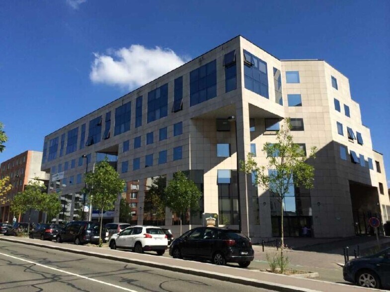 Office in Guyancourt to rent - Building Photo - Image 1 of 9