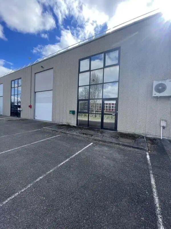 Light Industrial in Coignières to rent Primary Photo- Image 1 of 2