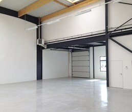 Light Industrial in Lieusaint to rent Interior Photo- Image 1 of 2