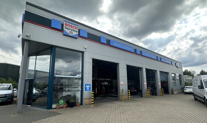 6 Trowers Way, Redhill for sale - Primary Photo - Image 1 of 1