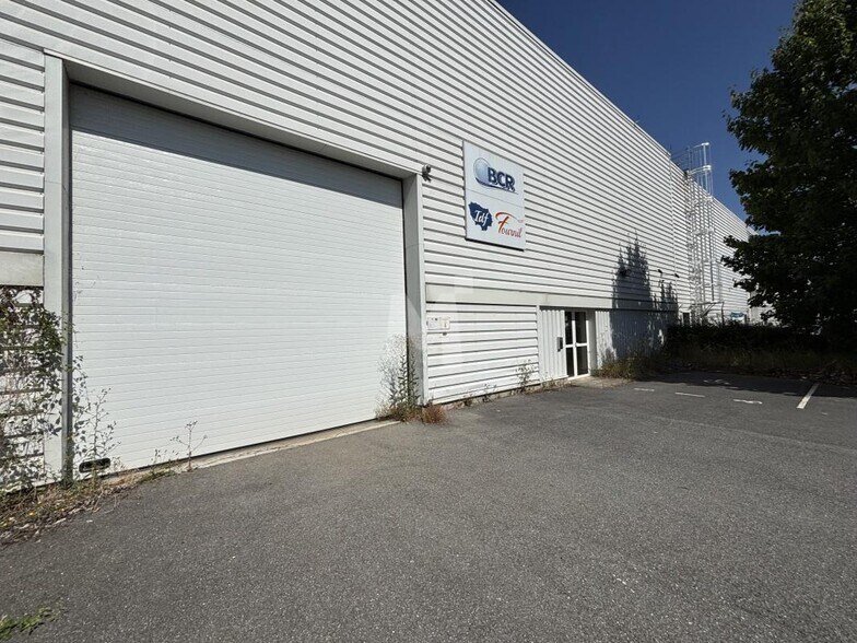 Light Industrial in Morangis to rent - Building Photo - Image 2 of 9