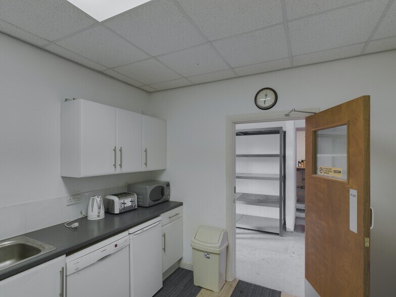 369 Chester Rd, Ellesmere Port to rent - Interior Photo - Image 2 of 4