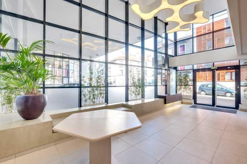 Office in Vincennes to rent Lobby- Image 1 of 2