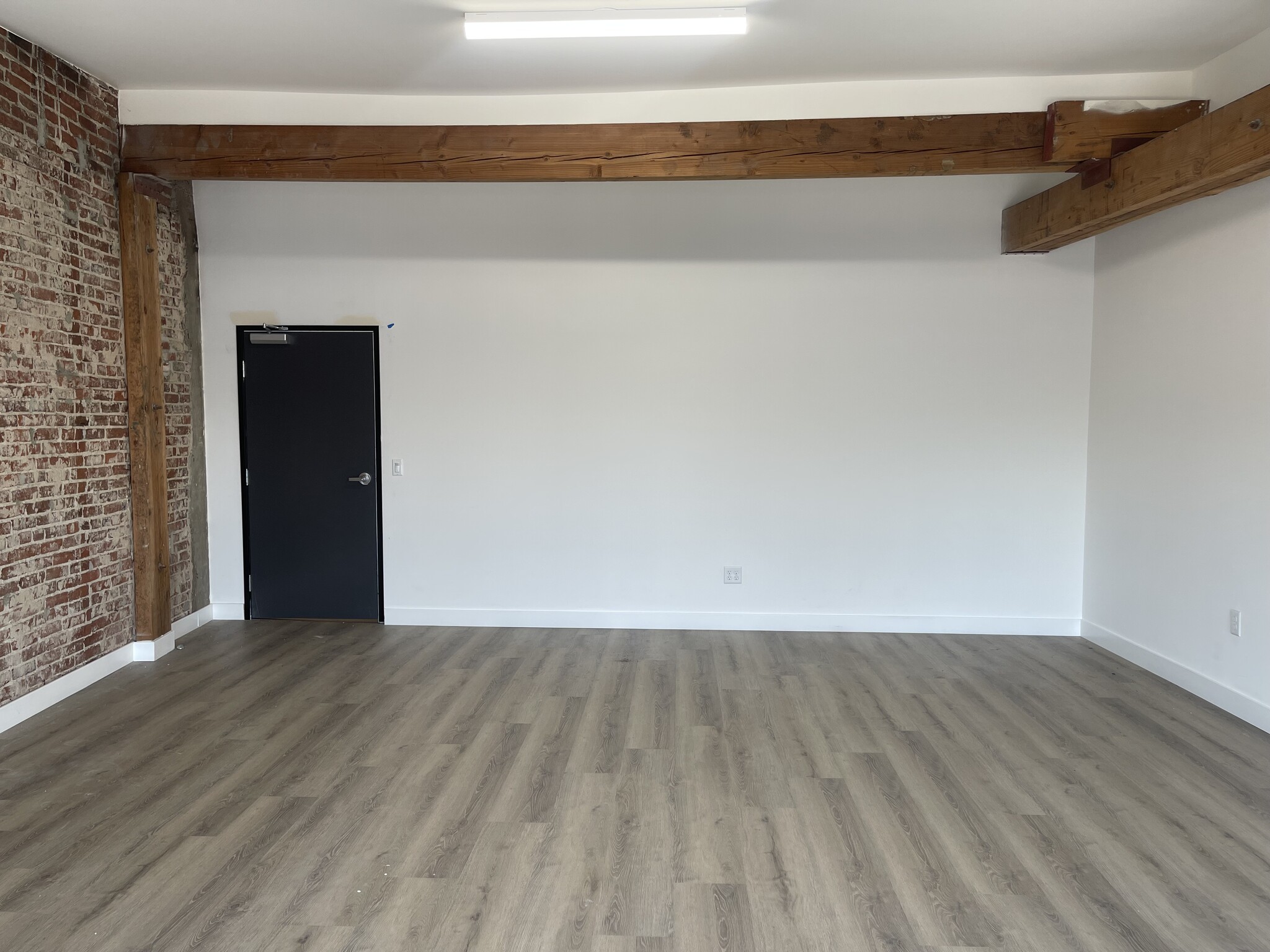 904 Wall St, Los Angeles, CA to rent Interior Photo- Image 1 of 5