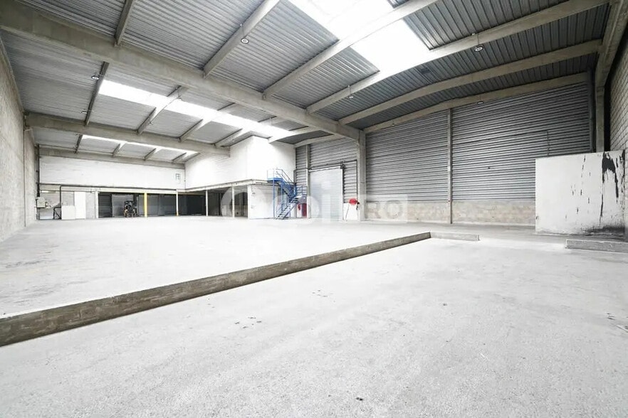 Light Industrial in Chassieu to rent - Building Photo - Image 2 of 12