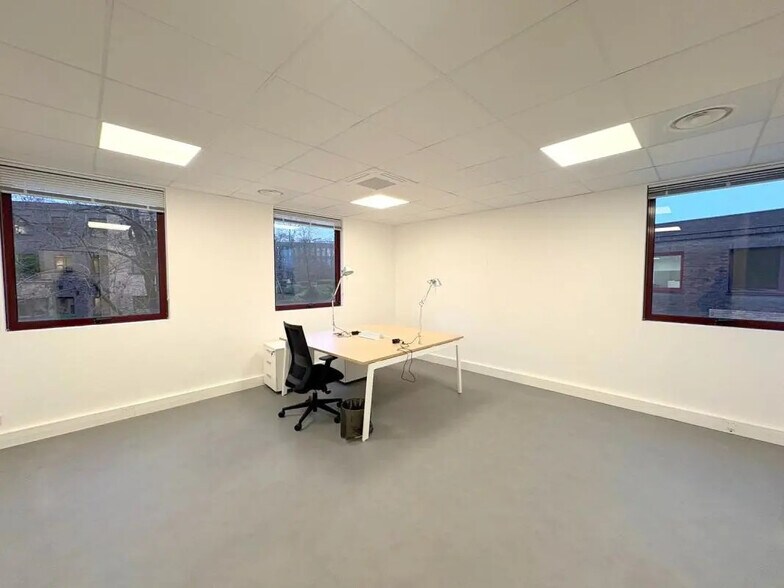 Office in Saint-Germain-en-Laye to rent - Interior Photo - Image 3 of 7