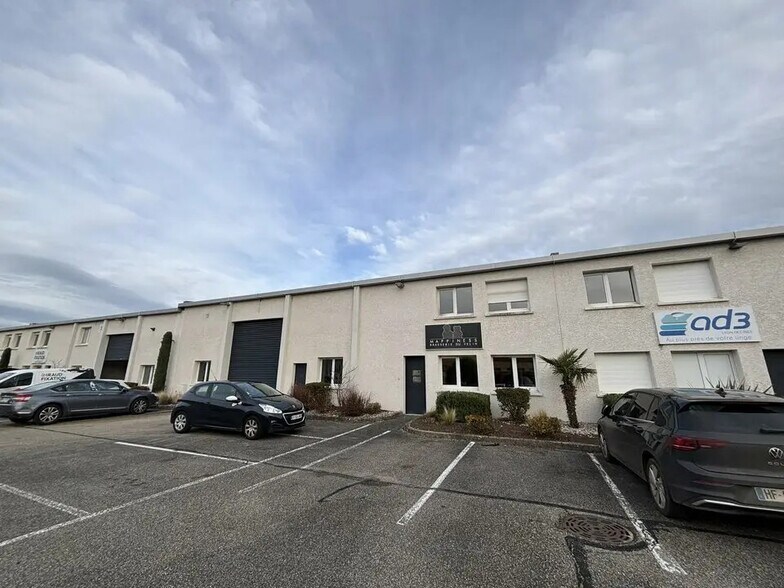 Light Industrial in Décines-Charpieu to rent - Building Photo - Image 1 of 20