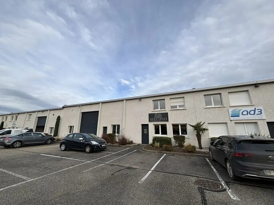 Light Industrial in Décines-Charpieu to rent Building Photo- Image 1 of 21