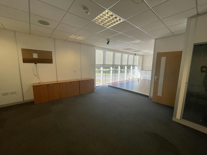 Ampress Ln, Lymington to rent - Building Photo - Image 3 of 14