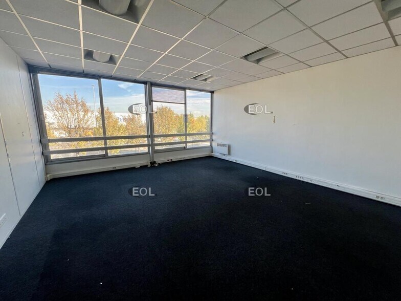 Industrial in Saint-Denis to rent - Interior Photo - Image 3 of 4