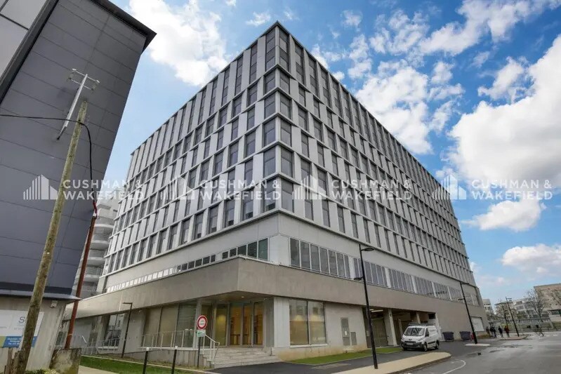 2 Rue George Stephenson, Montigny-le-Bretonneux to rent - Building Photo - Image 2 of 10