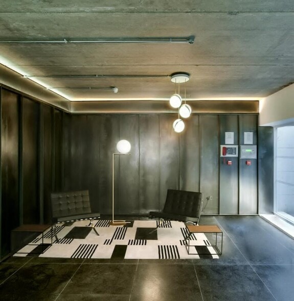 19 The Green, Richmond to rent - Lobby - Image 2 of 3