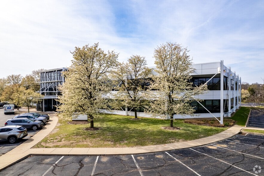 8 Penn Center West, Pittsburgh, PA for rent - Building Photo - Image 1 of 9