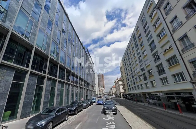 Retail in Lyon to rent - Building Photo - Image 3 of 3