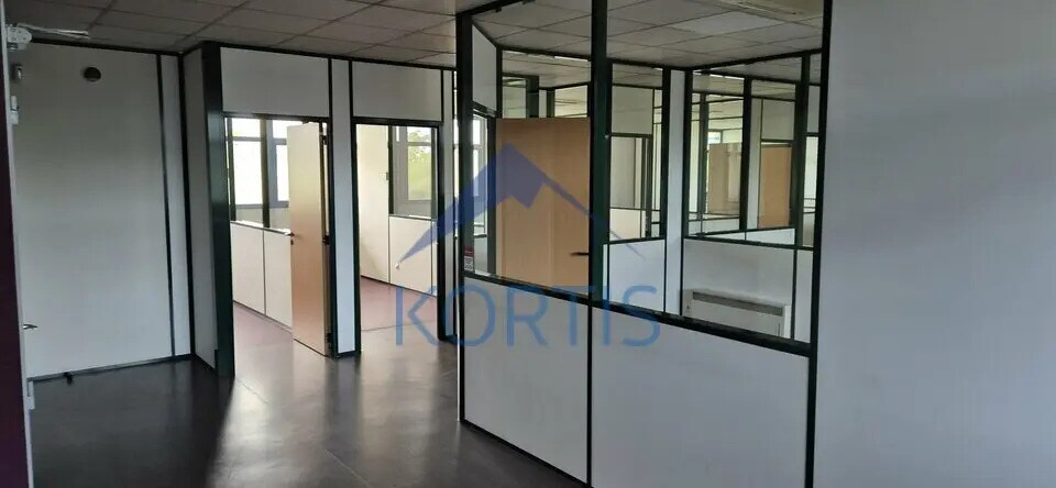 Office in Bron to rent Interior Photo- Image 1 of 4