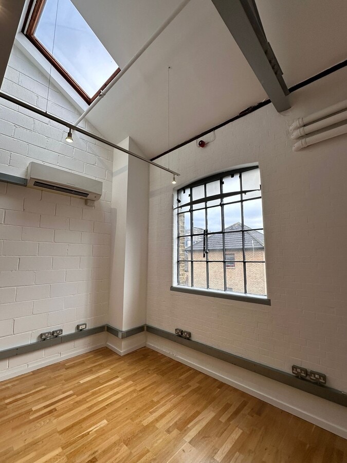 44-48 Wharf Rd, London, LND N1 7UX - Unit 23 - - Interior Photo - Image 2 of 6